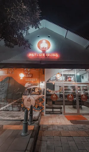 Tampilan Toko Roti Mruyung di malam hari