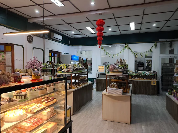 [Gambar roti gandum utuh yang baru dipanggang]